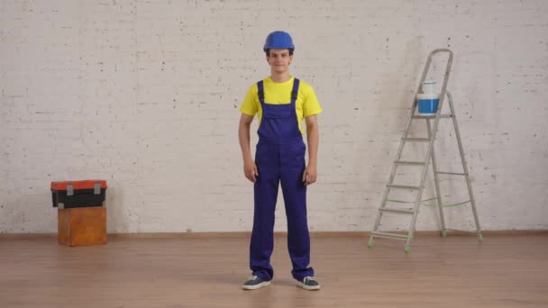 Videoclip Lungime Completă Unui Tânăr Muncitor Construcții Într Uniformă Greu — Videoclip de stoc