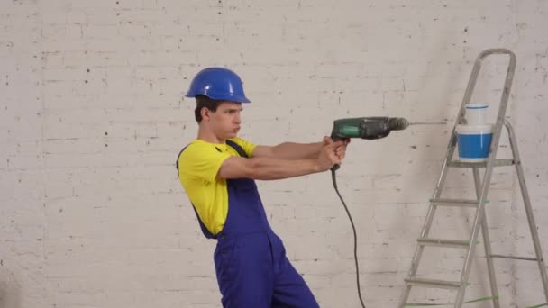 Vídeo Médio Jovem Trabalhador Construção Sala Reforma Olhando Volta Segurando — Vídeo de Stock