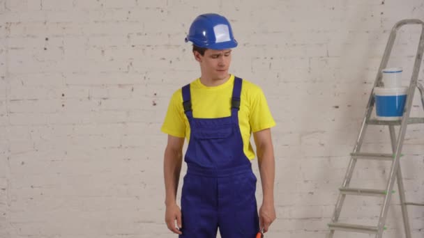 Mittleres Video Eines Jungen Bauarbeiters Der Dem Renovierten Raum Steht — Stockvideo