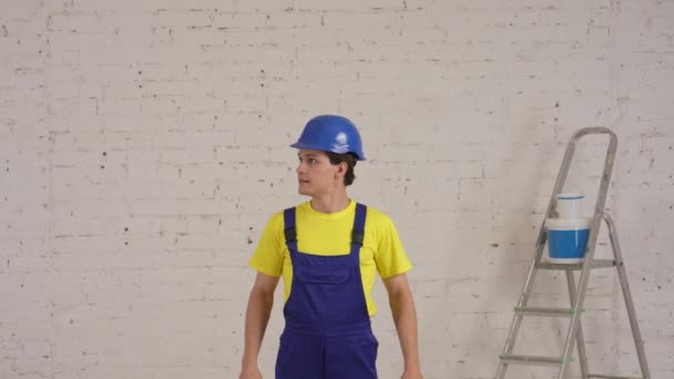 Střední Video Mladého Stavebního Dělníka Jak Zvedá Nad Hlavu Dva — Stock video
