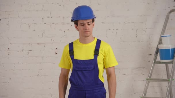 Vidéo Moyenne Jeune Ouvrier Construction Debout Dans Pièce Rénovation Montrant — Video