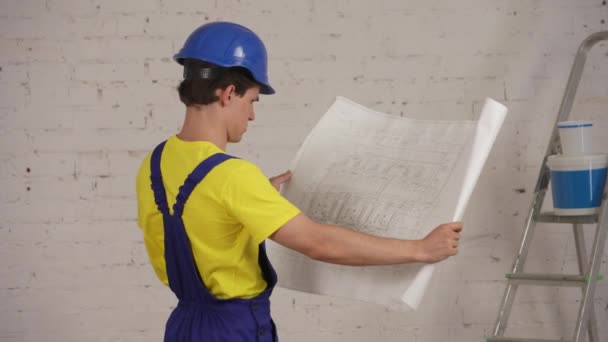 Mittleres Video Eines Verwirrten Jungen Bauarbeiters Der Sich Den Plan — Stockvideo