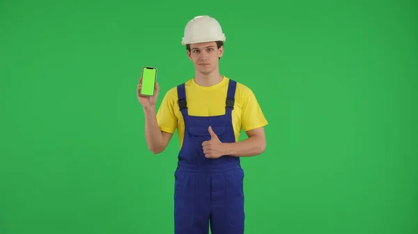 Średni Zielony Ekran Odizolowany Chroma Key Strzał Młodego Pracownika Budowlanego — Zdjęcie stockowe