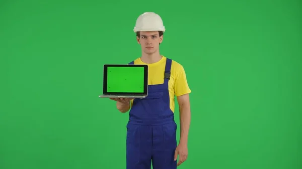 Orta Yeşil Ekran Elinde Reklam Alanı Olan Bir Dizüstü Bilgisayar — Stok fotoğraf