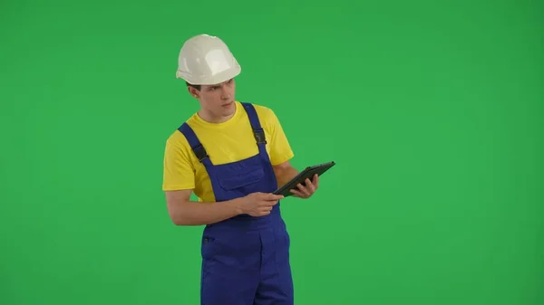Mittlerer Grüner Bildschirm Isolierte Chroma Schlüsselaufnahme Eines Jungen Bauarbeiters Der — Stockfoto