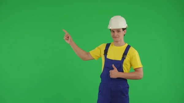 Střední Zelená Obrazovka Izolované Chroma Klíčové Video Mladého Stavebního Dělníka — Stock fotografie