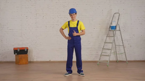 Ganzkörperaufnahme Eines Lächelnden Jungen Bauarbeiters Uniform Und Hut Der Renovierten — Stockfoto