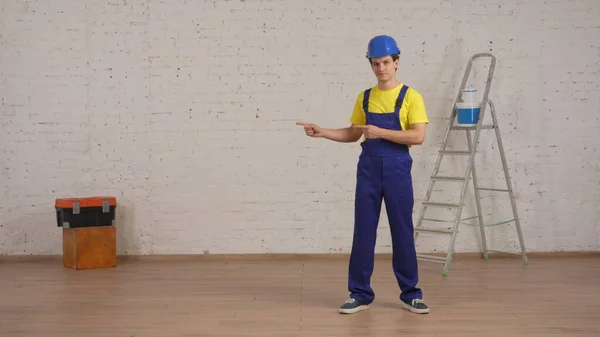 Ganzkörperaufnahme Eines Lächelnden Jungen Bauarbeiters Uniform Und Hut Der Renovierten — Stockfoto