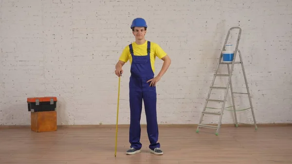 Voller Länge Aufnahme Eines Jungen Bauarbeiters Der Dem Renovierten Raum — Stockfoto
