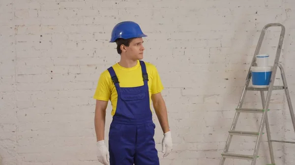 Mittlere Aufnahme Eines Jungen Bauarbeiters Der Dem Renovierten Raum Steht — Stockfoto