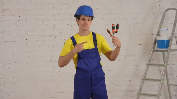Medium Video Young Construction Worker Standing Room Renovation Pointing Screwdrivers — Stock Photo, Image