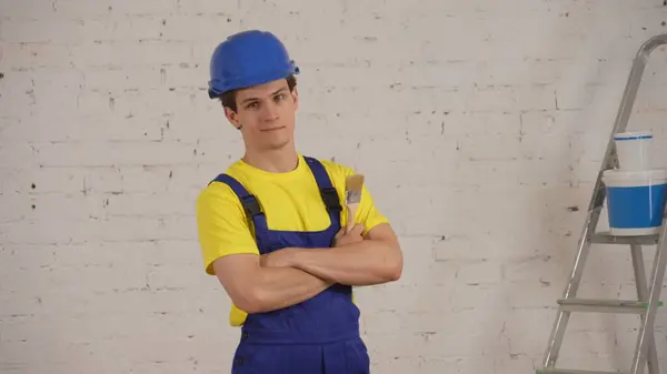 Mittlere Aufnahme Eines Jungen Bauarbeiters Der Mit Einem Pinsel Der — Stockfoto