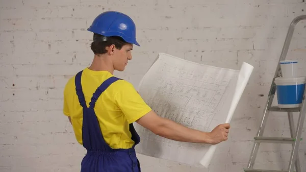 Medium Shot Smiling Young Construction Worker Looking Plan Building Man — Stock Photo, Image