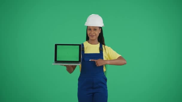 Середній Зелений Екран Ізольований Ключове Відео Темношкірого Молодого Будівельника Який — стокове відео