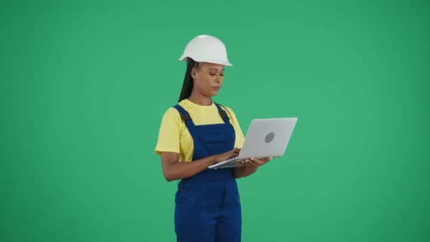Tela Verde Média Vídeo Chave Chroma Isolado Uma Jovem Trabalhadora — Vídeo de Stock
