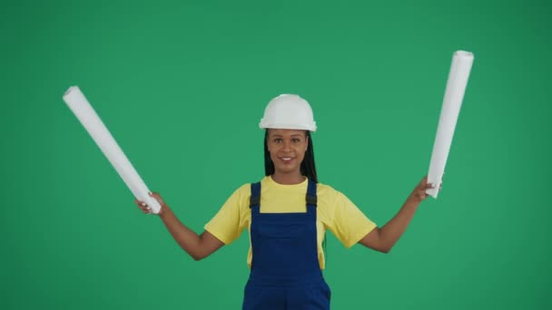 Vídeo Una Joven Trabajadora Construcción Piel Oscura Levantando Dos Planos — Vídeo de stock