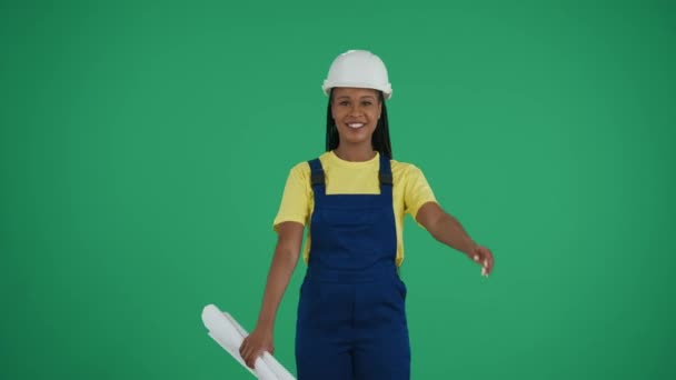 Vídeo Una Joven Trabajadora Construcción Piel Oscura Cruzando Los Brazos — Vídeo de stock