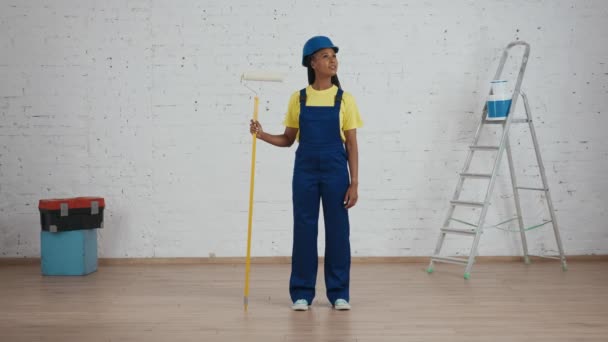 Full Length Video Dark Skinned Young Female Construction Worker Standing — Stock Video