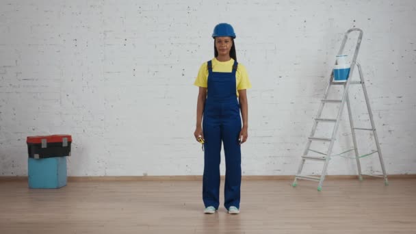 Πλήρες Βίντεο Ενός Σκουρόχρωμου Νεαρού Εργάτη Που Στέκεται Στο Δωμάτιο — Αρχείο Βίντεο