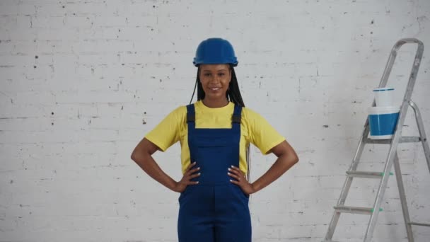 Vídeo Mediano Una Joven Trabajadora Construcción Piel Oscura Sonriente Con — Vídeo de stock