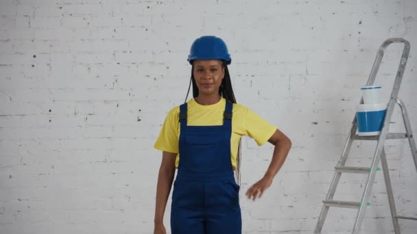 Střední Video Usměvavé Mladé Stavební Pracovnice Tmavou Pletí Uniformě Klobouku — Stock video