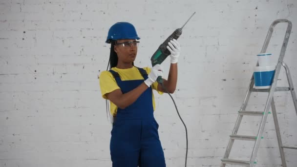 Medelhög Video Mörkhyad Ung Kvinnlig Arbetare Som Står Rummet Renovering — Stockvideo