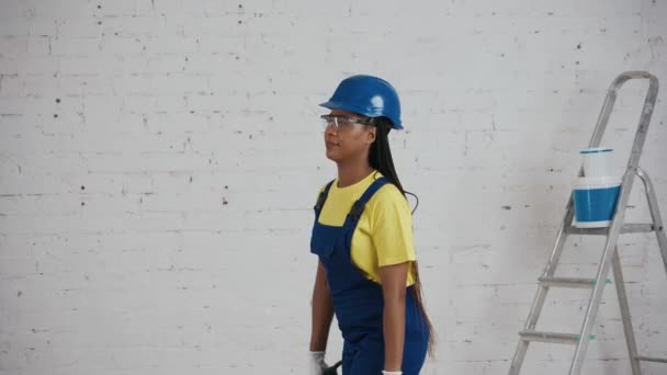 Vídeo Mediano Una Joven Trabajadora Piel Oscura Parada Habitación Bajo — Vídeos de Stock