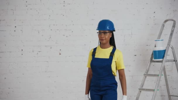 Mediumvideo Mörkhyad Ung Kvinnlig Arbetare Som Står Rummet Renovering Ser — Stockvideo