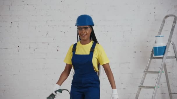 Vidéo Moyenne Une Jeune Travailleuse Peau Foncée Debout Dans Pièce — Video