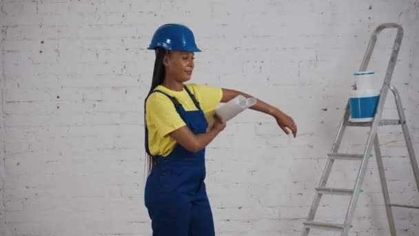 Vídeo Mediano Una Joven Trabajadora Construcción Piel Oscura Colocando Dos — Vídeo de stock