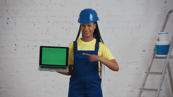 Μέτριο Βίντεο Μιας Σκουρόχρωμης Νεαρής Εργάτριας Που Στέκεται Στο Δωμάτιο — Αρχείο Βίντεο