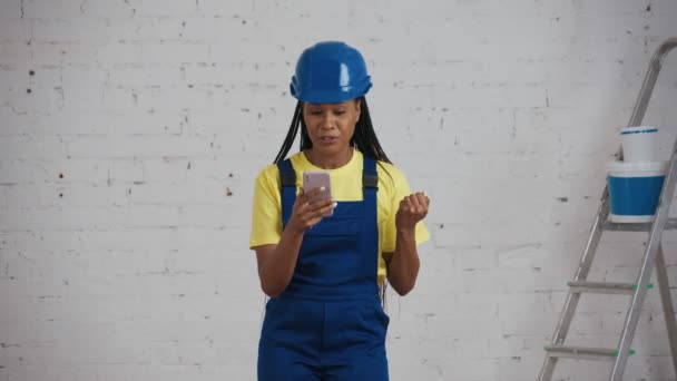 Videoclipul Mediu Unei Tinere Muncitoare Construcții Pielea Închisă Stând Cameră — Videoclip de stoc