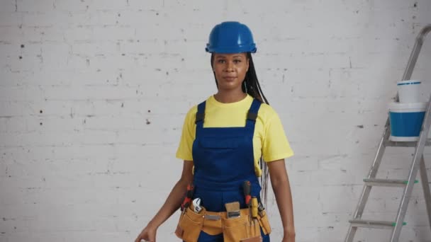 Vídeo Mediano Una Joven Trabajadora Construcción Piel Oscura Parada Habitación — Vídeos de Stock