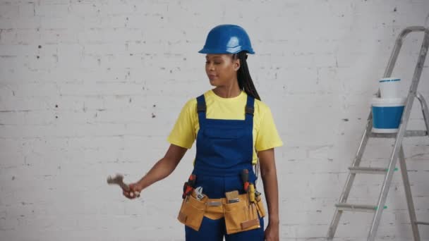 Vídeo Mediano Una Joven Trabajadora Construcción Piel Oscura Parada Habitación — Vídeo de stock