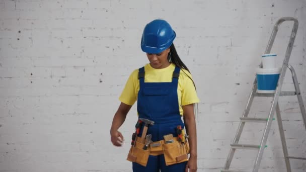 Videoclipul Mediu Unei Tinere Muncitoare Construcții Pielea Închisă Stând Cameră — Videoclip de stoc