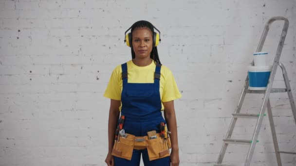 Vídeo Médio Uma Jovem Trabalhadora Construção Civil Pele Escura Sala — Vídeo de Stock