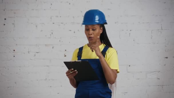 Vídeo Médio Uma Jovem Trabalhadora Construção Civil Pele Escura Segurando — Vídeo de Stock