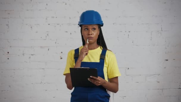 Μέτριο Βίντεο Μιας Σκουρόχρωμης Νεαρής Εργάτριας Οικοδομής Που Κρατάει Μια — Αρχείο Βίντεο