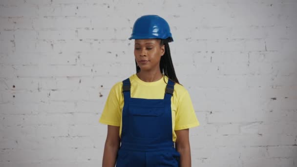 Vídeo Mediano Una Joven Trabajadora Construcción Piel Oscura Parada Habitación — Vídeos de Stock