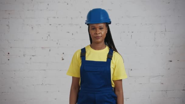 Videoclip Mediu Unei Tinere Muncitoare Construcții Pielea Închisă Care Stă — Videoclip de stoc