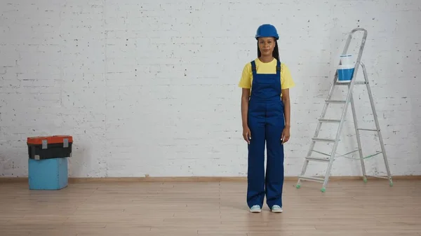 Full Lengde Skudd Smilende Mørkhudede Ung Kvinnelig Konstruksjonsarbeider Uniform Hardt – stockfoto