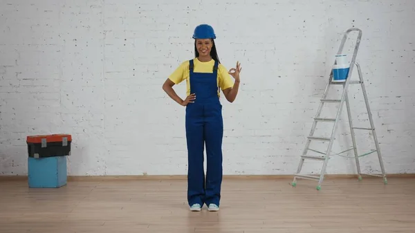 Filmagem Completa Uma Jovem Trabalhadora Construção Feminina Pele Escura Uniforme — Fotografia de Stock