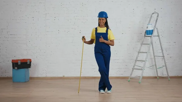 Full Length Shot Dark Skinned Young Female Construction Foreman Standing — Stock Photo, Image