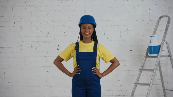 Střední Záběr Usměvavé Mladé Stavební Pracovnice Tmavou Pletí Uniformě Klobouku — Stock fotografie