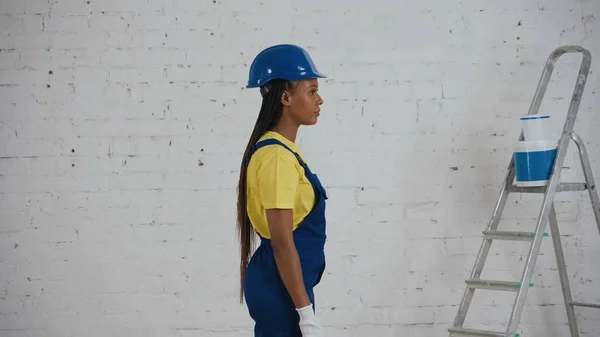 Közepes Felvétel Egy Sötét Bőrű Fiatal Női Építőmunkásról Egyenruhában Keménykalapban — Stock Fotó