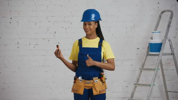 Medium Shot Dark Skinned Young Female Construction Worker Standing Room — Stock Photo, Image