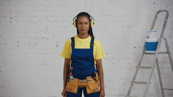 Medium Skudd Mørkhudede Ung Kvinnelig Bygningsarbeider Som Står Rommet Renovering – stockfoto