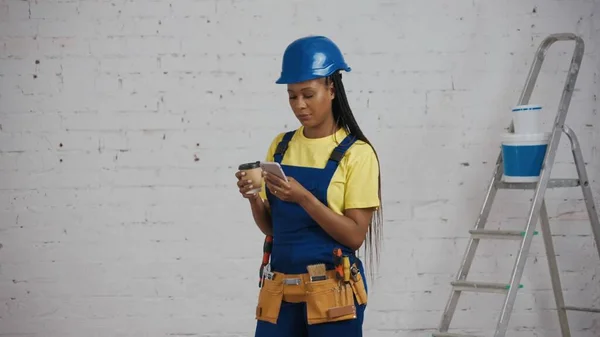 Vídeo Médio Uma Jovem Trabalhadora Construção Pele Escura Que Está — Fotografia de Stock