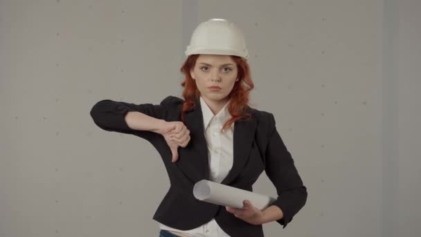 对所做的工作感到不满意 表现出不喜欢的迹象的持怀疑态度和沮丧的女建筑师会垂头丧气 一个戴着硬礼帽 手里拿着设计图的女人的画像 — 图库视频影像