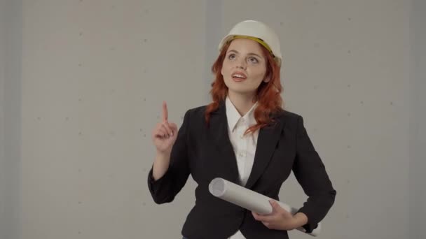Жінка Архітектор Вказує Щось Портрет Жінки Шоломі Кресленнями Руці Студії — стокове відео